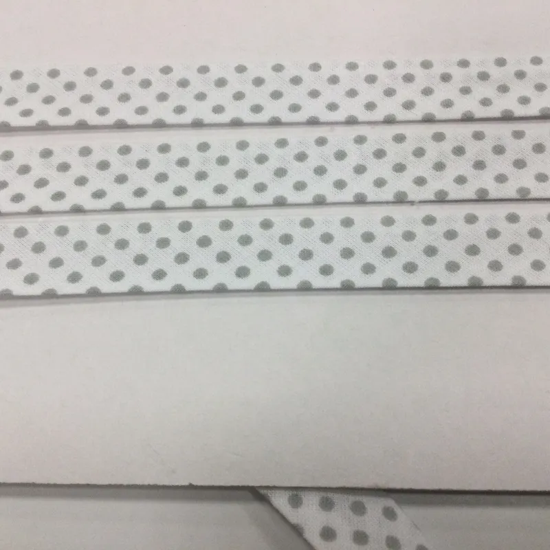 Galantéria, Vzorované, Šikmé prúžky - Šikmý prúžok bavlna 18mm biela+sivé bodky
