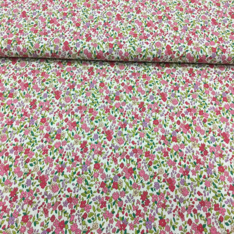Bavlnená látka Mix ružovofialových kvietkov so zelenými lístkami