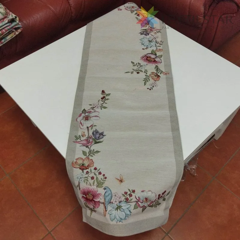 Bytový textil a dekorácie, Dekoračné obrusy, behúne - Gobelínový behúň na stôl 45x140 Vtáky na konári s kvetmi