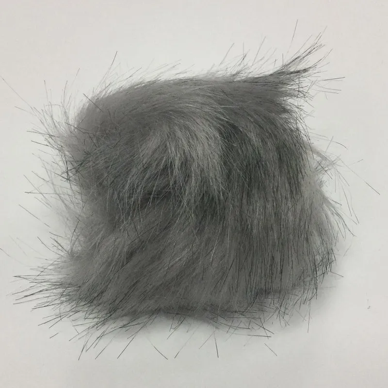 Kožušinový brmbolec na čiapku 12 cm svetlo šedá